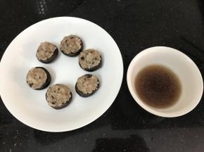 把汁水倒入一小碗里