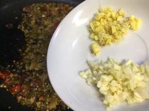 放入老姜大蒜末