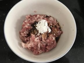 猪肉剁碎，加入适量蚝油，盐，糖，生抽，淀粉，香醋胡椒粉，搅拌均匀腌制