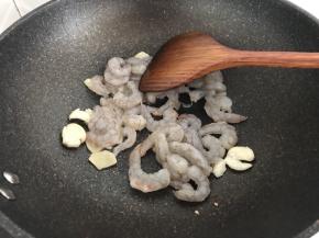 然后热锅，下油
先炒香姜蒜，再把虾仁倒入锅中