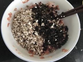 香菇，木耳切碎后加入到肉末里，搅拌均匀备用