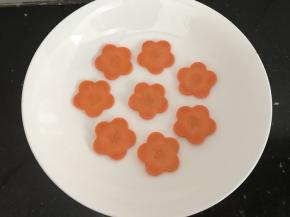 蒸盘上先铺上红萝卜片，一来预防丸子沾盘来，二来也好看，蒸熟还可起吃，哈哈