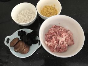 材料如图上准备
干木耳提前泡发，蘑菇新鲜的洗干净就好