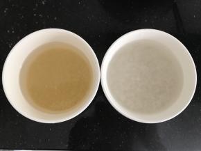 小米和糯米提前泡水，小米泡15左右可以（易熟），糯米要泡久点，（难熟）我一般早上泡，中午煮
泡好后滤掉水份，稍微加一点盐搅拌均匀备用