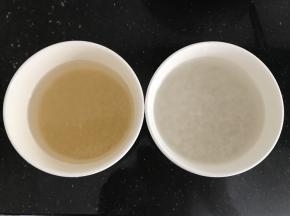 小米和糯米提前泡水，小米泡15左右可以（易熟），糯米要泡久点，（难熟）我一般早上泡，中午煮
泡好后滤掉水份，稍微加一点盐搅拌均匀备用
