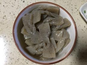 倒掉水装入碗里备用