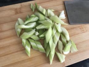 芹菜也切小段