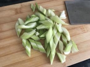 芹菜也切小段