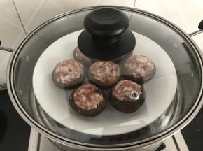 蒸锅水开后放蘑菇进锅，中大火蒸15分钟