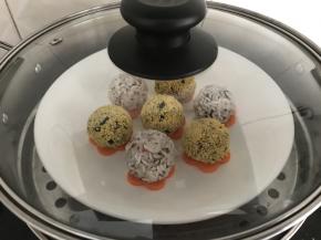 锅里水开后放入蒸格蒸约15分钟
看见糯米熟透就好了