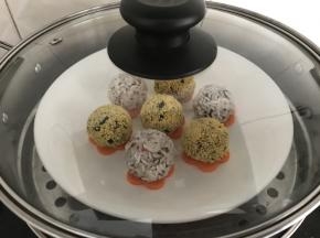 锅里水开后放入蒸格蒸约15分钟
看见糯米熟透就好了