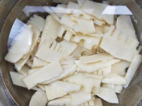 放凉水中浸泡，让笋片吃起来更脆。