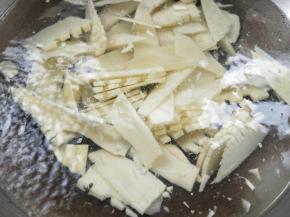 锅中水烧开，加适量盐，倒入笋片，煮两分钟，捞出。