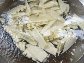 锅中水烧开，加适量盐，倒入笋片，煮两分钟，捞出。