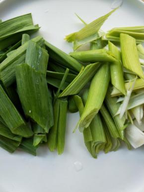 蒜苗洗净，切寸断。