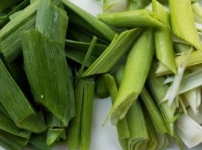 蒜苗洗净，切寸断。