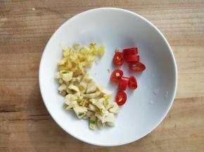 准备姜末，蒜末，小米辣。