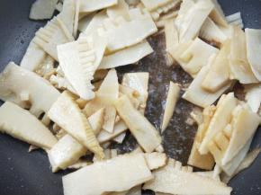 加料酒翻炒均匀。