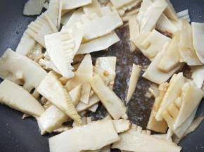 加料酒翻炒均匀。