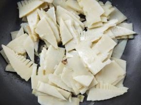 倒入沥干水的笋片，翻炒。