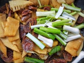 加蒜苗梗部分，翻炒入味。