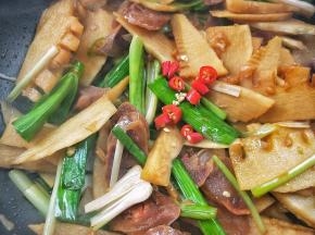 加小米辣，再根据个人口味加适量盐和白糖调味，翻炒均匀，关火。