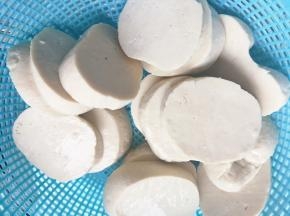 素鸡切块，用水冲一下，沥干水分