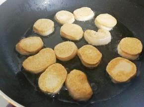 煎至一面金黄色后翻面