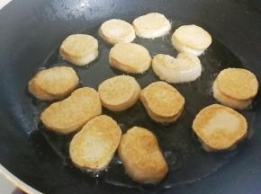煎至一面金黄色后翻面