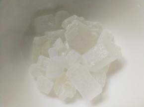 取适量的冰糖备用
