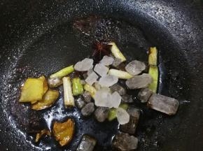倒入生抽和老抽及冰糖