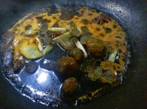 加一点水，放入几颗酵素梅，倒一点梅汁在里面