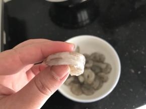 鲜虾去壳，背部开刀，去虾线