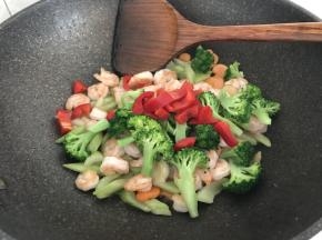 倒入西兰花和红椒，加入少许酱油，盐，蚝油翻炒均匀便可出锅了！