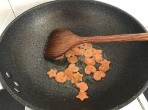 再锅中添少许油，加入红萝卜炒几下