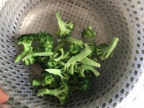 然后西兰花焯水至断生备用