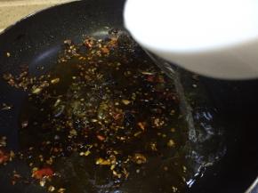 炒香炒出红油色倒入750ml水