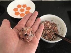 揪一小团肉未搓圆，左右两手交替互摔，使肉丸子更紧致Q弹