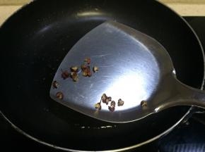热锅倒油，油温六成放入花椒