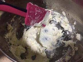 用打蛋器搅打至蓬松又细纹