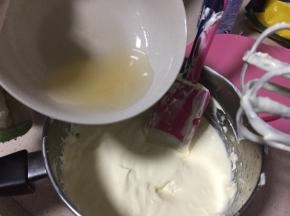 再将吉利丁粉倒入芝士糊中搅拌均匀