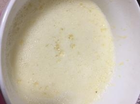 蛋黄打散后，将煮沸的糖水边倒入碗中边搅打