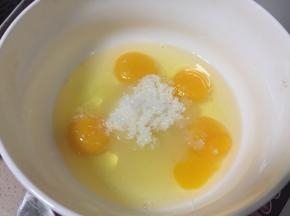 准备一只无水无油的打蛋盆，加入四个全蛋液和白砂糖