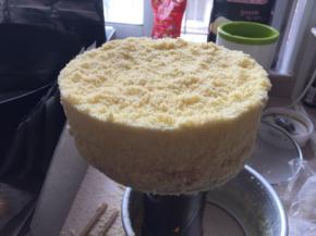 表面撒上蛋糕碎
