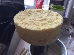表面撒上蛋糕碎