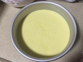 准备一只戚风蛋糕模具，这种不防粘的模具可有助于蛋糕爬壁升高，将蛋糕糊举高至桌面10-20厘米高度倒入模具，将模具轻举离桌面2、3厘米高度轻摔，磕出气泡