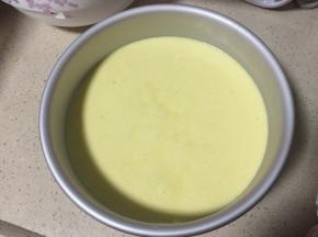 准备一只戚风蛋糕模具，这种不防粘的模具可有助于蛋糕爬壁升高，将蛋糕糊举高至桌面10-20厘米高度倒入模具，将模具轻举离桌面2、3厘米高度轻摔，磕出气泡