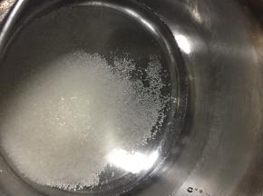 准备小奶锅，锅中倒入清水和白砂糖，另清水盖过砂糖，开火煮沸至砂糖煮化