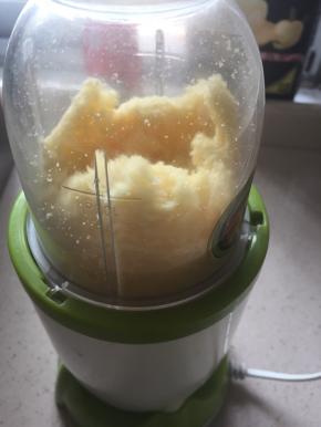 取出冷藏冻硬的蛋糕，稍掰碎丢入搅拌机内一分钟就搅拌好了，如果没有搅拌机也可以放入保鲜袋中用擀面杖压碎