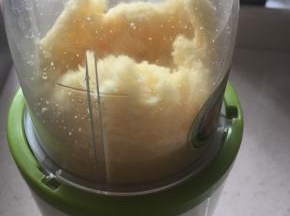 取出冷藏冻硬的蛋糕，稍掰碎丢入搅拌机内一分钟就搅拌好了，如果没有搅拌机也可以放入保鲜袋中用擀面杖压碎